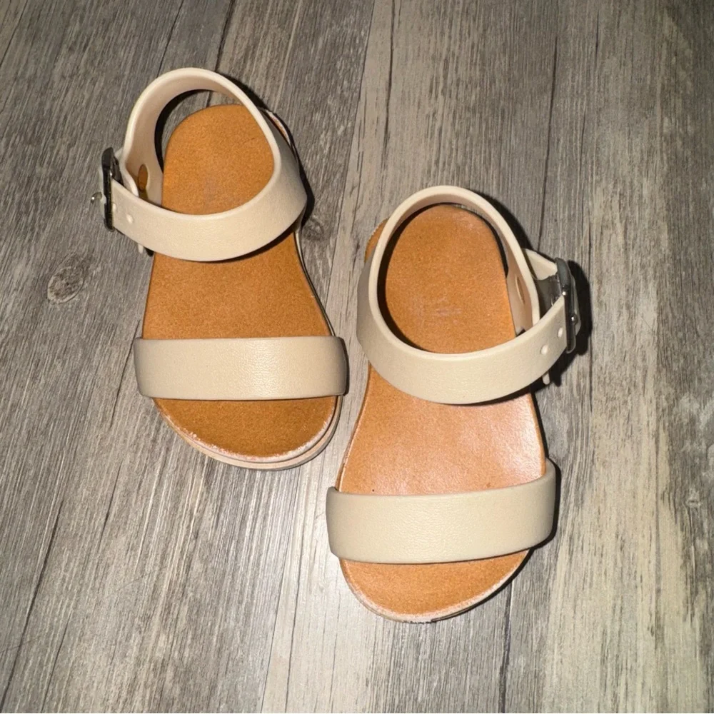 ☀️6/$20☀️ Kids Beige Buckle Sandals